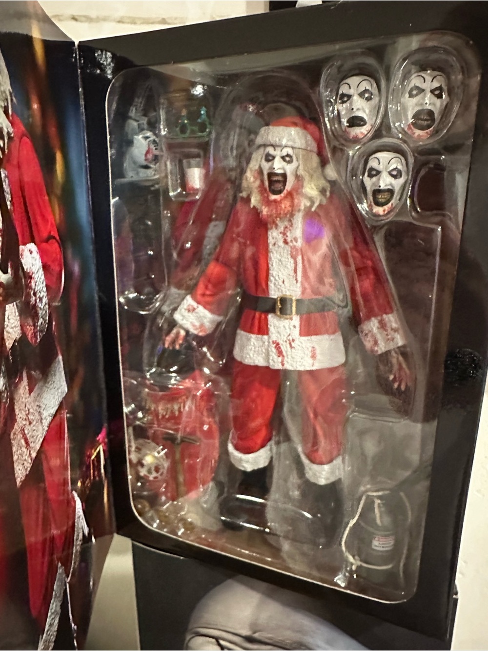 NECA Terrifier 3 Ultimate Art the Clown BLOODY Santa Suit Figure 2026 Christmas - Picture 2 of 3